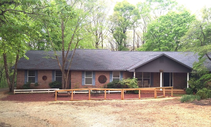 Auburn House | Experience Rushing Waters Retreat Lodge in Loachapoka, AL