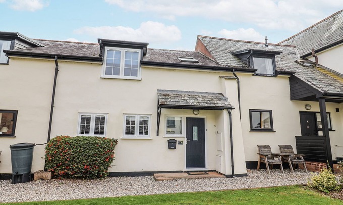 Bicton Cottage | RUSHMOOR COTTAGE, pet friendly, with a garden in Colaton Raleigh