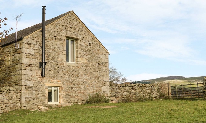 Settle Cottage | Cozy Rushton Barn: Pet-Friendly Retreat with Open Fire