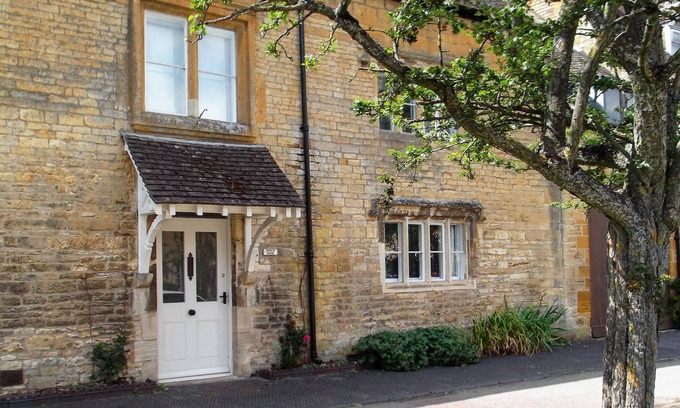 Moreton-in-Marsh Cottage | Family-Friendly Ruskin House with Garden in Moreton-In-Marsh