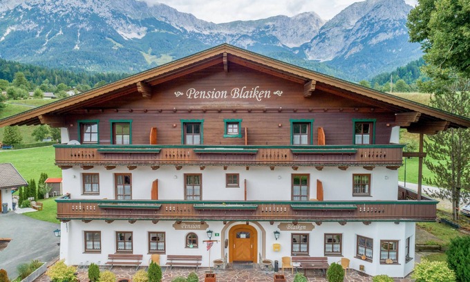 Scheffau am Wilden Kaiser House | Rustic Tyrolean Guesthouse Near Ski Lift with Breakfast & Pets