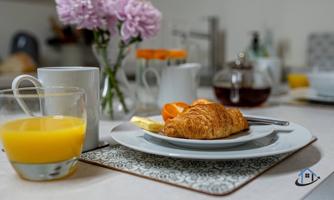 Caldecott Apartment | Cozy 2-Bed Flat with En-Suite and Parking for Business Travelers