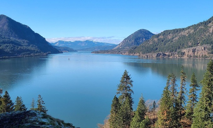 Underwood Apartment | Scenic 2nd Story Apartment with Mountain Views & Family Amenities
