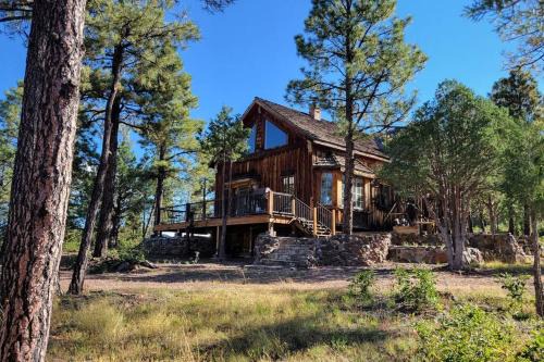 Eagar House | Rustic 3-Bedroom Cabin with Scenic Views and Family Amenities