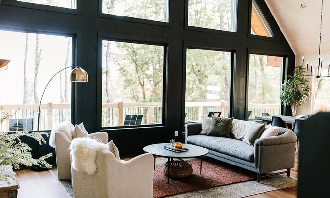 Cherry Log Cabin | Cozy 4BR Mountain Cabin with Hot Tub & Fireplace