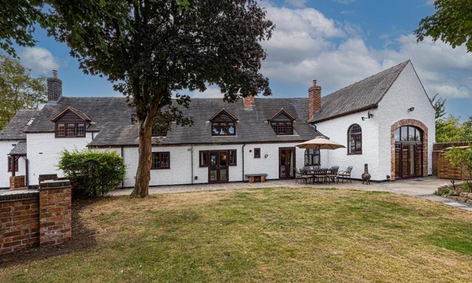 Snarestone House | Charming 5-Bed Farmhouse in Derbyshire, Perfect for Families