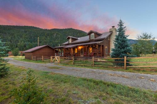 South Fork House | Cozy Cabin Retreat: Family-Friendly Getaway Awaits