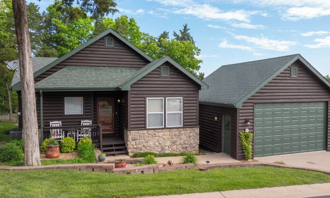 Camdenton House | Relaxing 2 Bedroom Cabin with Ocean and Lake Views
