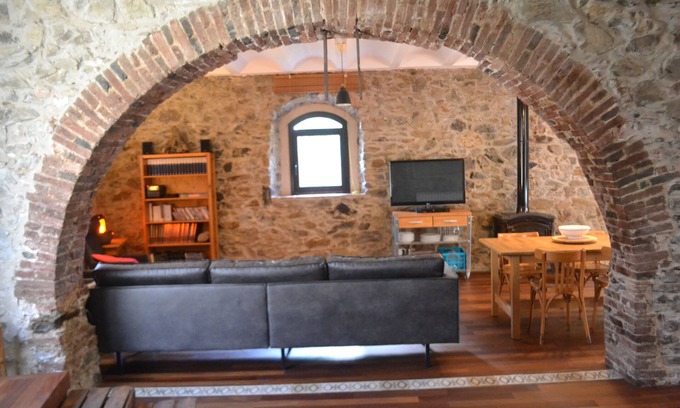 Vilamaniscle House | Tranquil Stone House with Ocean View, Wifi & Garden
