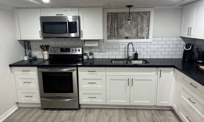 York - Haig House | Cozy Retreat Steps from the Falls - Guest Rated 10/10