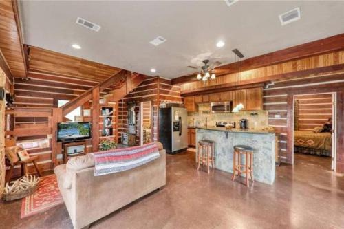 Oatmeal House | RUSTIC ARMADILLO CABIN with VIEW BY HIDDEN FALL PARK, Fenced yard for Dogs