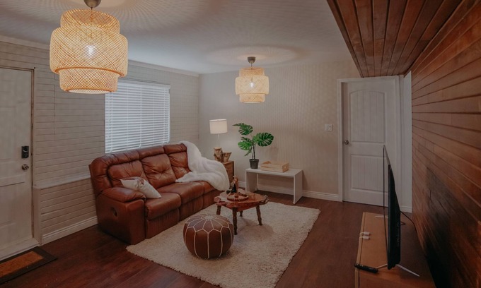 Surrey House | Rustic Aurora: Free Parking, WIFI & Steps from Downtown Surrey