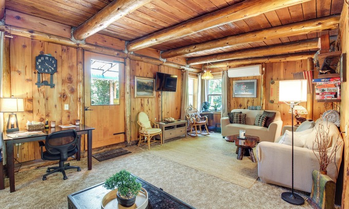 Bandon Cabin | Rustic Bandon Log Cabin with Ocean View & Spa Retreat