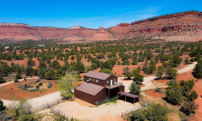 Kanab Apartment | Pet-Friendly Kanab Barn Loft House on Expansive 40 Acres