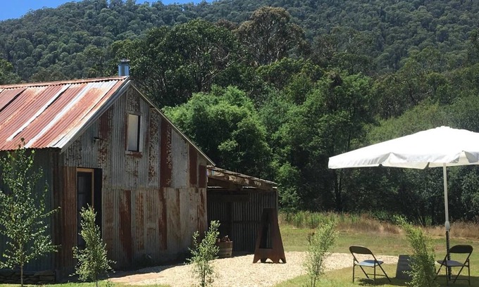 Freeburgh House | Cozy Barn Retreat on Ovens River with Pool & Breakfast