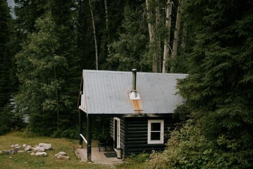 Columbia Valley Ski Chalet | Cozy Cabin Retreat at Beaverfoot with Family-Friendly Dining