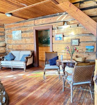 Golden Hotel | Cozy Beaverfoot Lodge Room N3 - Pet Friendly Retreat