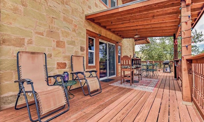 Oatmeal Cabin | Rustic Bluebonnet Cabin with Lake Views & Pet-Friendly Perks