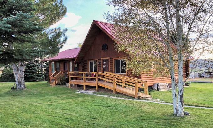 Lyman Cabin | Cozy Cabin Near Capitol Reef with Spa & Breakfast Options