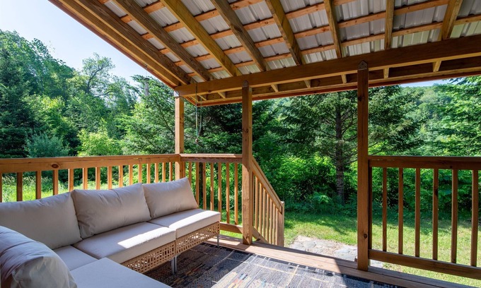 Warren Cabin | Rustic cabin close to Sugarbush w/porch