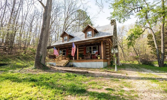 Linn Creek House | Rustic Cabin Retreat with Hot Tub & Game Room Fun