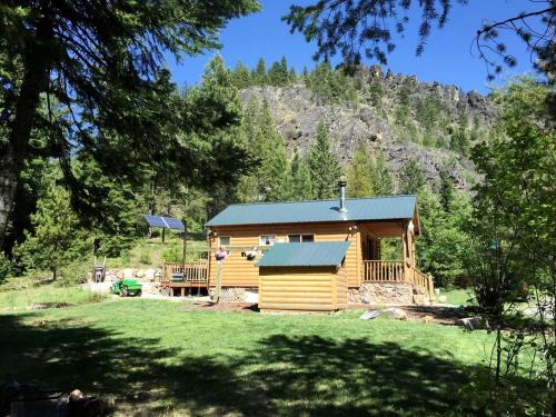 Hunters House | Rustic Cabin in a Charming Location in Stevens County, Washington