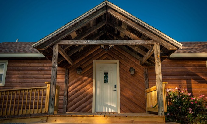 Makanda Cabin | Cozy Rustic Cabin with Jetted Tub and Scenic Views