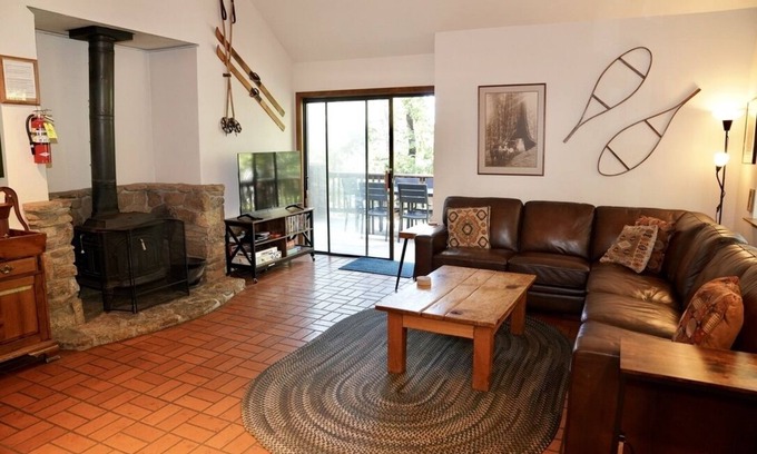 Yosemite West Cabin | Cozy Yosemite Cabin with Fireplace, Deck & Scenic Views