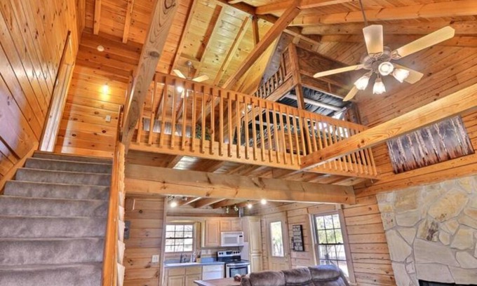 West Lafayette Cabin | Cozy Cabin Retreat Near Purdue University with Hot Tub