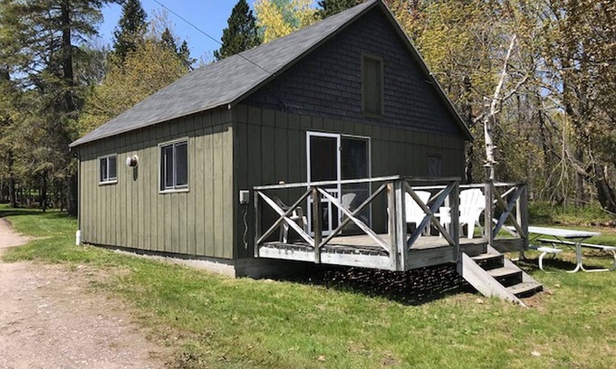 Barbeau Cabin | Cozy Cabin Retreat by the St. Mary's River with Breakfast