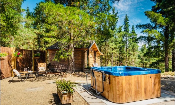 Alexandra House | Cozy Cabin Retreat with Hot Tub in Homewood Forest