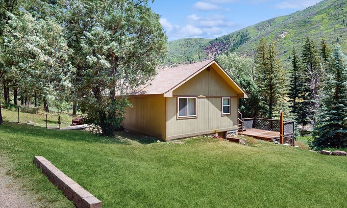 Carbondale Cabin | Inviting Cabin Retreat with Hot Springs on Crystal River