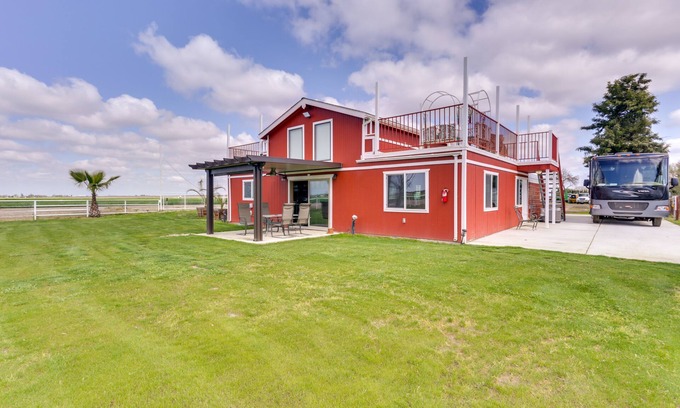 Tulare House | Inviting California Vacation Rental with Rooftop Patio