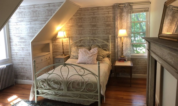Unionville House | Pet-Friendly Rustic Cape by the Lake - Guest Rated 9.8/10