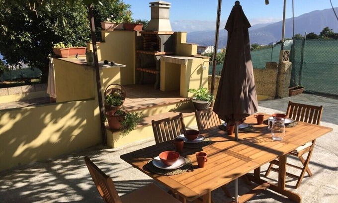 Los Realejos House | Relaxing Casita with Hot Tub & Pet-Friendly Amenities