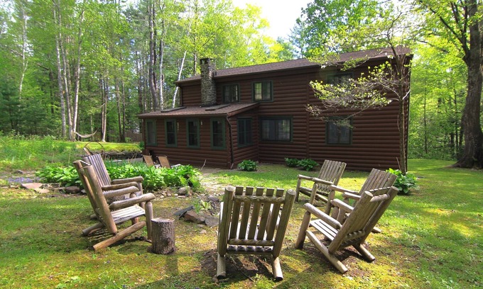 Mount Tremper Cabin | Inviting Catskills Cabin with Kitchen & Pet-Friendly Comfort