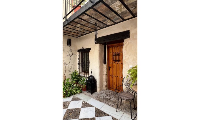 Jerez de la Frontera Old Town Apartment | Rustic Retreat in the Heart of Jerez with Spa Amenities