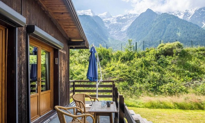 Les Bossons Ski Chalet | Cozy Chalet Retreat with Garden in Chamonix