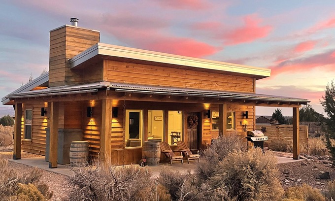 Kanab Cabin | Discover Rustic Charm in Kanab with Family-Friendly Perks