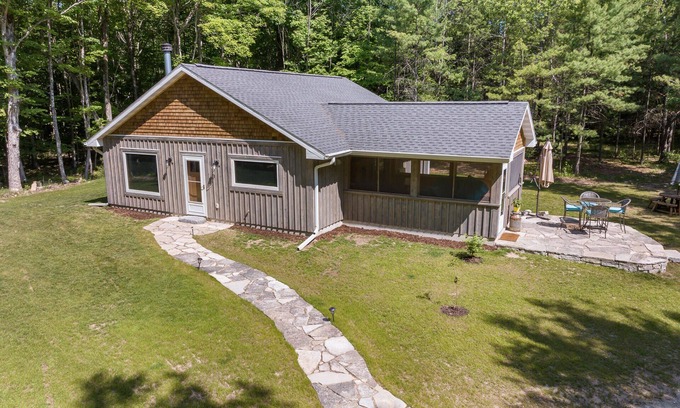 Fish Creek Cabin | Cozy Log Cabin Retreat: Gibraltar Getaway with Breakfast
