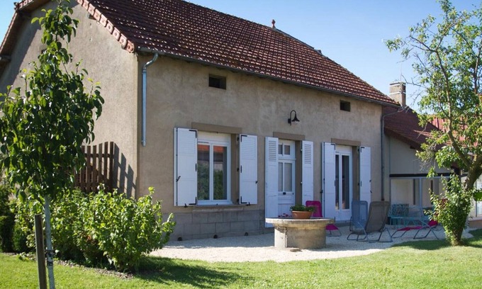 Cindre Cottage | Gite Cindré: Ideal Family Retreat with Spa & Breakfast
