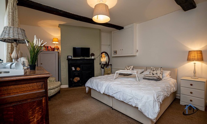 Caldecott Apartment | Cozy Retreat with King Bed, Wifi, and Parking