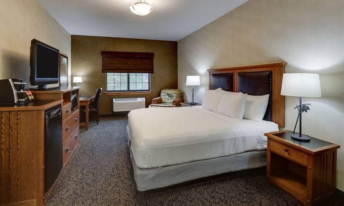 Sioux City Hotel | Inviting Lodge: Modern Comfort in Downtown Sioux City