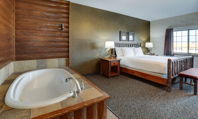Sioux City Hotel | Cozy Lodge in Downtown Sioux City: Pet-Friendly Retreat