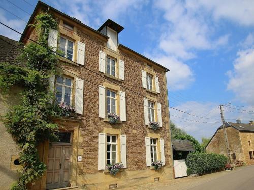 Latour House | Inviting Holiday Home in Virton with Jacuzzi & Kid-Friendly Amenities