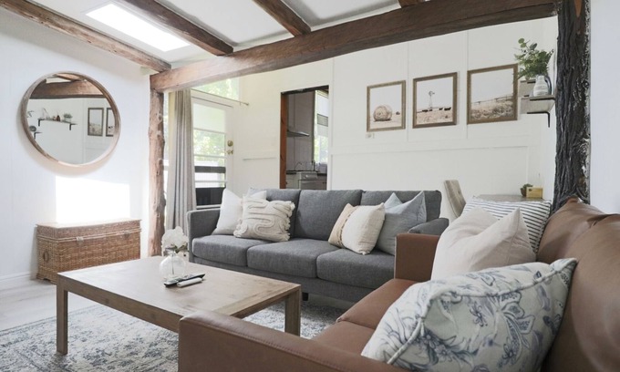 Bathurst House | Chic Retreat Steps from CBD with Pet-Friendly Amenities