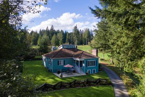Mill Creek House | Chic Rustic Cottage Near Mill Creek - 4-Star Family Retreat
