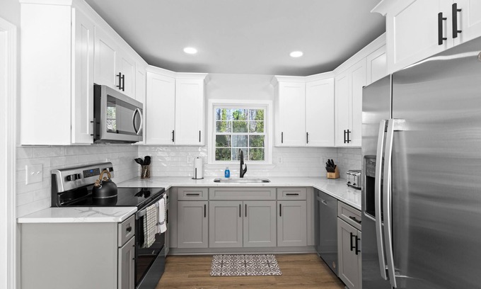 Gastonia House | Pet-Friendly Rustic Chic Home with Ocean View & Breakfast