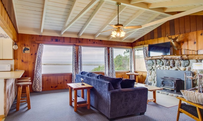 Smith River Cottage | Coastal Smith River Cottage with Ocean Views and Spa