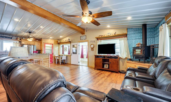 Gouldbusk House | Relaxing Coleman Retreat on 300 Acres with Hot Tub Access